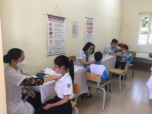 Trường Tiểu học Thạch Bàn A phối hợp với Trung tâm Y tế quận Long Biên và Trạm Y tế phường Thạch Bàn tổ chức tốt công tác khám sức khỏe định kỳ cho học sinh năm học 2022-2023 