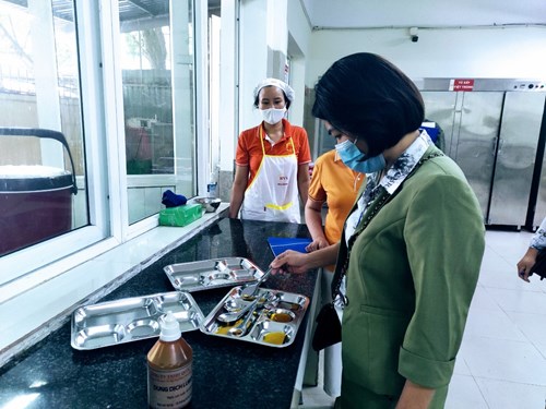 Trường Tiểu hoc Việt Hưng đón đoàn khảo sát đánh giá ban đầu điều kiện An toàn thực phẩm tại bếp ăn bán trú.
