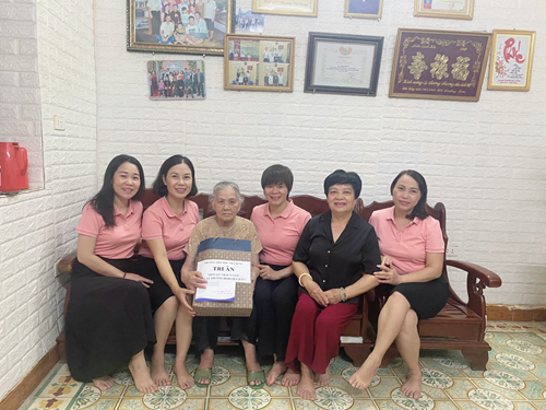 Trường Tiểu học Việt Hưng thăm hỏi và tặng quà động viên gia đình có công với Cách mạng, người mắc bệnh hiểm nghèo có hoàn cảnh khó khăn.